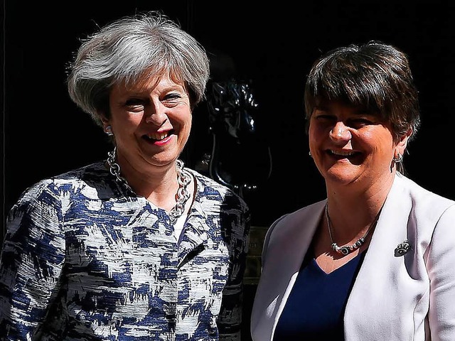 Theresa May (links) und Arlene Foster   | Foto: AFP