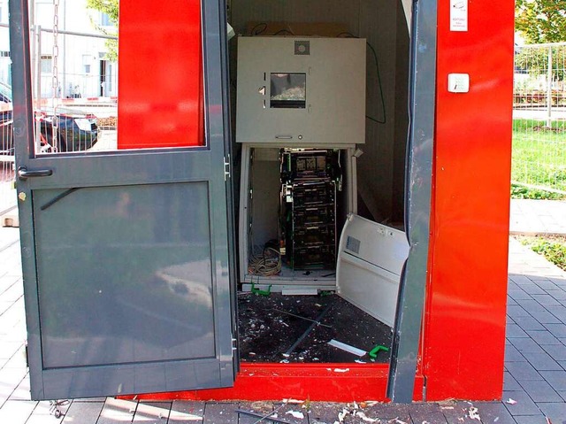 Diesen Geldautomaten, der in Breisach steht, haben Diebe aufgesprengt.  | Foto: Gerold Zink
