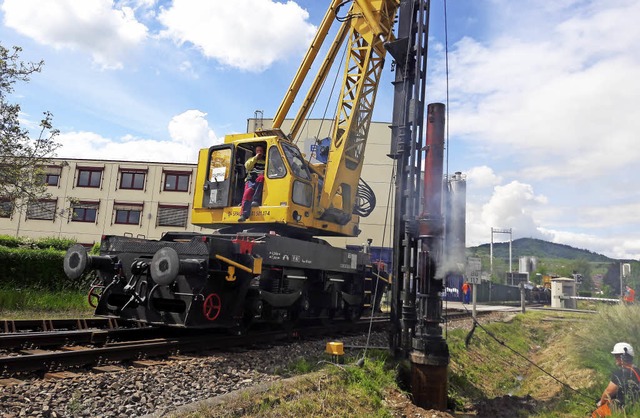 Beim Ausbau der Kaiserstuhlbahn kommt ...r die zuknftigen Oberleitungsmasten.  | Foto: SWEG