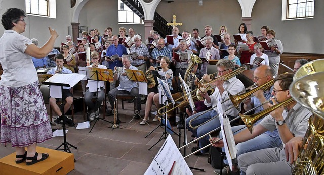 Susanne Momann dirigiert den Kirchen- und Posaunenchor bei der Johannismusik.   | Foto: Wolfgang Knstle