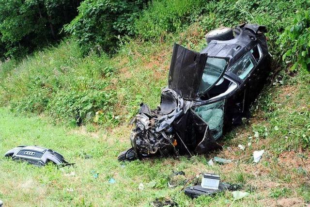 Audi mit Freiburger Kennzeichen hebt auf der A 5 ab: vier Verletzte