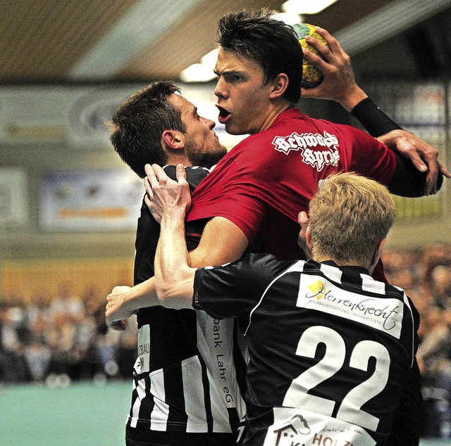 <BZ-FotoAnlauf>Handball:</BZ-FotoAnlau... einen Profi-Vertrag  unterschrieben.   | Foto:  Pressebro Schaller