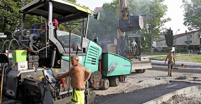 Die Straenarbeiter der Firma Knble k...ngungen wegen der Hitze schnell voran.  | Foto: Stadt Offenburg/Reinbold