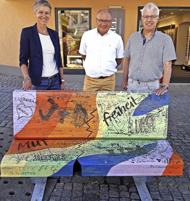 Pfarrer Rainer von Oppen (rechts) mit ...rtreter Klaus Menner an der Bibelbank   | Foto: Privat