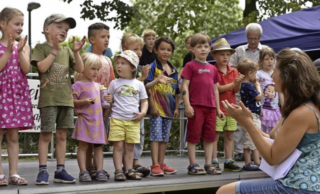 Auf der Bhne: Ulrike Brunliere     u...atholischen Kindergarten St. Michael.   | Foto: Kunz