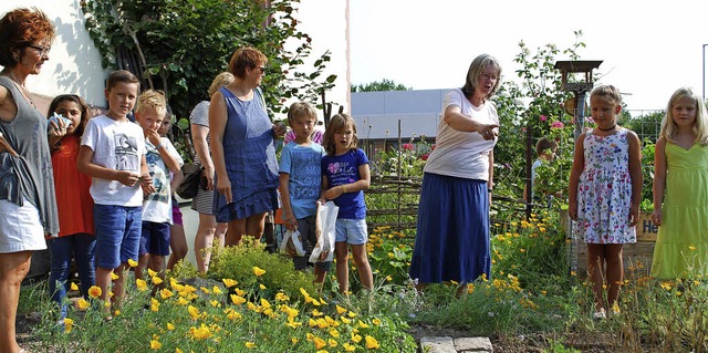 Monique Arndt (Dritte von rechts) pfle...n. Links Schulleiterin Cornelia Huber.  | Foto: Thomas Loisl Mink