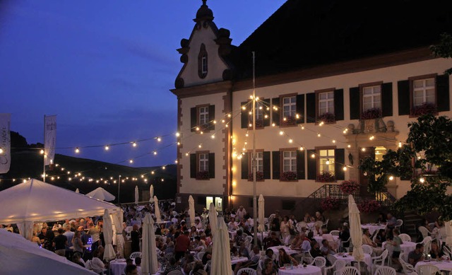 Festlich beleuchtet waren beim Sekt- u...Tische und Stnde auf dem Schlosshof.   | Foto: Frowalt Janzer
