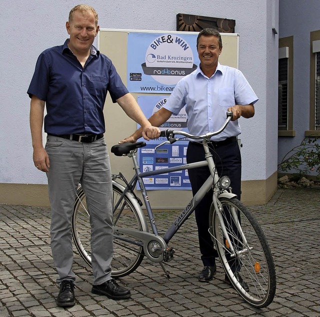 Wollen zum Radfahren animieren: Kmmer...inks) und Brgermeister Volker Kieber.  | Foto: Hans Jrgen Kugler