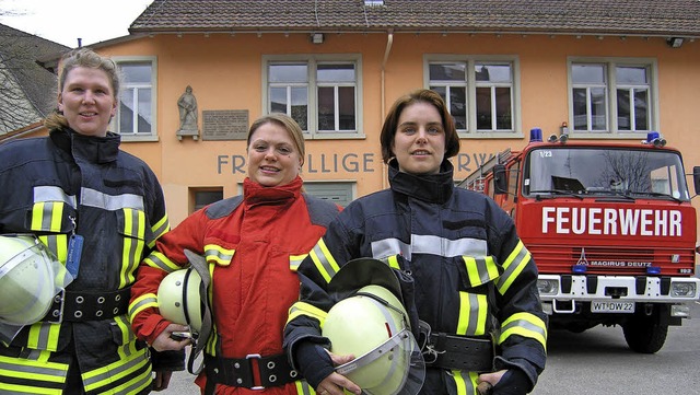 Drei Feuerwehrfrauen stehen vor dem Ge...oll durch einen Neubau ersetzt werden.  | Foto: Gerard