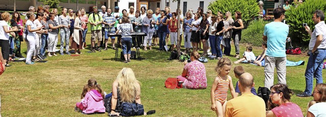 Die Schwarwlder Gosple-Singers erffn...Schwung das Schwimmbadfest am Sonntag.  | Foto: Eva Korinth