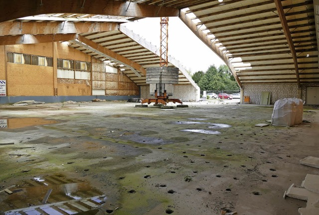 Ein Teil der  Tennishalle des Sportcen...e Unterkunft fr Flchtlinge umbauen.   | Foto: Johannes Burkart