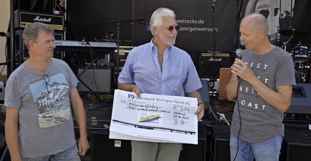 Rolf Strr (rechts) und Hubert Schmide...Spende fr die St.-Sebastian-Kapelle.   | Foto: ZVg