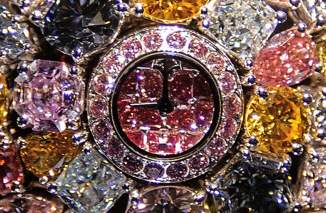 So schn kann Zeitmessen sein: Die Uhr...d inmitten von Diamanten ausgestellt.   | Foto: AFP