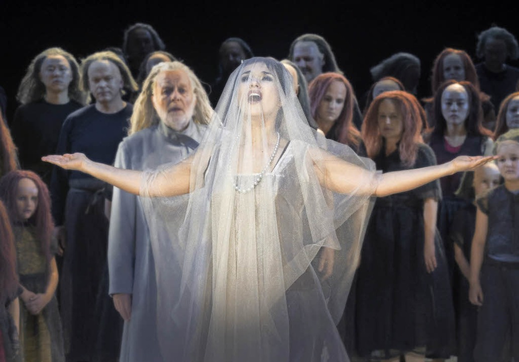 Olga Peretyatko-Mariotti (Leila), link...lfgang Schne (Nourabad) und der Chor   | Foto: Donata Wenders