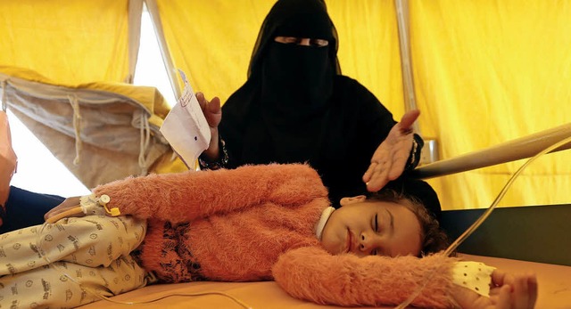 Vermutlich Cholera: Ein Mdchen bekomm...ankenhaus in Jemens Hauptstadt Sanaa.   | Foto: AFP
