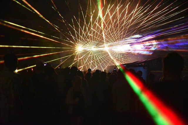 Rund 1000 Menschen kamen, um sich die gewaltige Lasershow anzuschauen.  | Foto: BZ