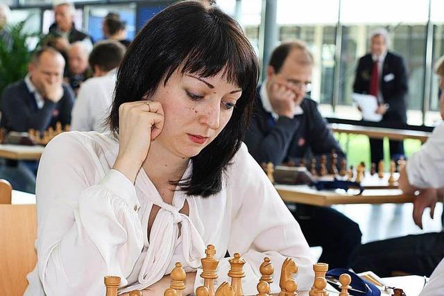 Schachspielerin spielt alleine gegen 40 Gegner am Brett