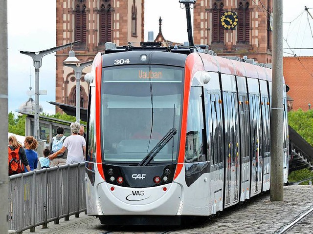 Die Scheibe einer Tram der Linie 3 wur...kannten Tter beschdigt (Symbolbild).  | Foto: Rita Eggstein