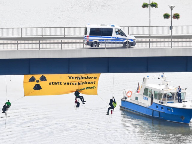Atomkraftgegner der Umweltschutzorgani...um den Castor-Transport zu blockieren.  | Foto: dpa