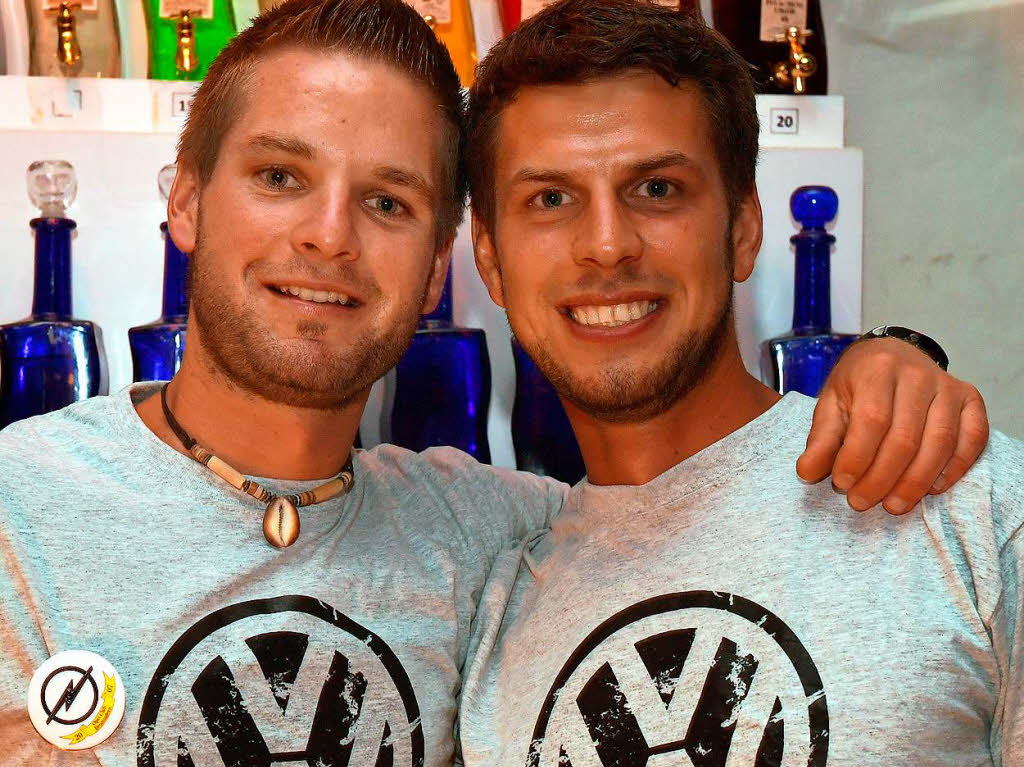 Die Wellendinger Spaßvögel an der Schnapsbar sorgten für Verwirrung beim Jubiläum des Opel-Clubs Brunnadern. Die Wellendinger Spaßvögel an der Schnapsbar sorgten für Verwirrung beim Jubiläum des Opel-Clubs Brunnadern.