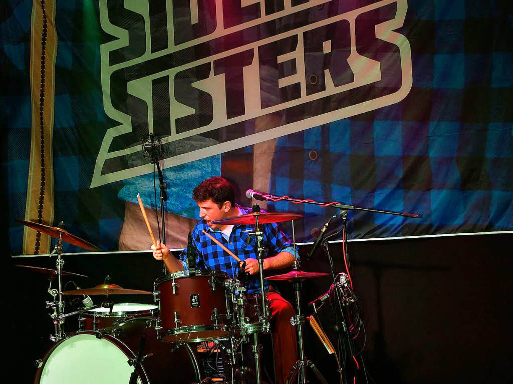 Drummer Julian Seidler vor dem Band Logo beim Auftritt beim Opel-Club Brunnadern. Drummer Julian Seidler vor dem Band Logo beim Auftritt beim Opel-Club Brunnadern.