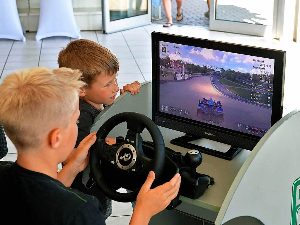 Am Sonntag beim Tag der offenen Tür im Autohaus Moser – Kinder am DEKRA-Fahrsimulator. Am Sonntag beim Tag der offenen Tür im Autohaus Moser – Kinder am DEKRA-Fahrsimulator.