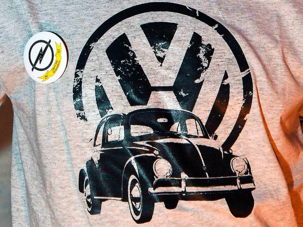 Die Wellendinger Spaßvögel an der Schnapsbar sorgten für Verwirrung beim Jubiläum des Opel-Clubs Brunnadern. Die Wellendinger Spaßvögel an der Schnapsbar sorgten für Verwirrung beim Jubiläum des Opel-Clubs Brunnadern.