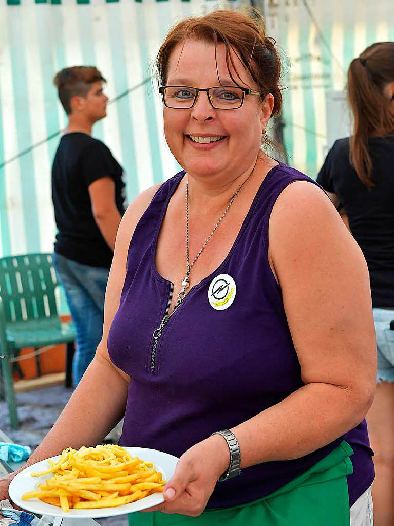 Fleißige Helferin in der Küche beim Jubiläum des Opel-Clubs Brunnadern. Fleißige Helferin in der Küche beim Jubiläum des Opel-Clubs Brunnadern.