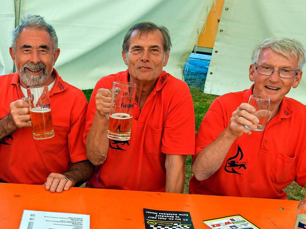 Am Sonntagmittag wurde zu den Klängen der „Old Rabbits" aus Lenzkirch getanzt – den alten Hasen von der Feuerwehr hat’s gefallen. Am Sonntagmittag wurde zu den Klängen der „Old Rabbits" aus Lenzkirch getanzt – den alten Hasen von der Feuerwehr hat’s gefallen.