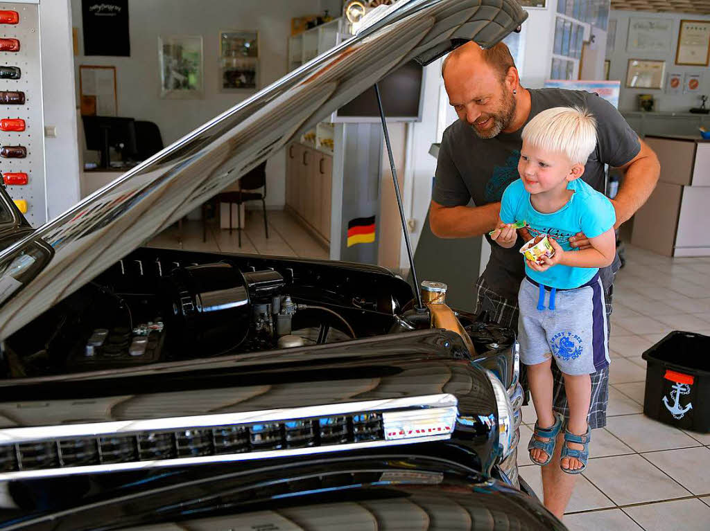 Am Sonntag beim Tag der offenen Tür im Autohaus Moser – nur schauen, nicht anfassen – der Oldtimer war für viele so interessant wie die neuen Modelle. Am Sonntag beim Tag der offenen Tür im Autohaus Moser – nur schauen, nicht anfassen – der Oldtimer war für viele so interessant wie die neuen Modelle.