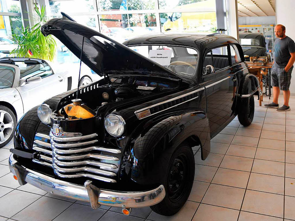 Am Sonntag beim Tag der offenen Tür im Autohaus Moser – nur schauen, nicht anfassen – der Oldtimer war für viele so interessant wie die neuen Modelle. Am Sonntag beim Tag der offenen Tür im Autohaus Moser – nur schauen, nicht anfassen – der Oldtimer war für viele so interessant wie die neuen Modelle.