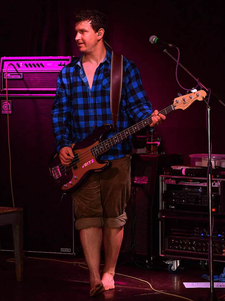 Bassist Benjamin Seidler kann sich nach dem erfolgreichen Auftritt der Sidling Sisters nun hoffentlich seine ersten Schuhe leisten. Bassist Benjamin Seidler kann sich nach dem erfolgreichen Auftritt der Sidling Sisters nun hoffentlich seine ersten Schuhe leisten.