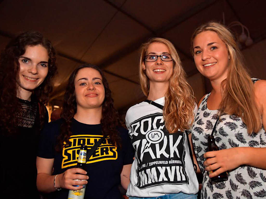 Viele weibliche Fans eroberten das Zelt beim Auftritt ihrer Sidling Sisters aus Grafenhausen. Viele weibliche Fans eroberten das Zelt beim Auftritt ihrer Sidling Sisters aus Grafenhausen.