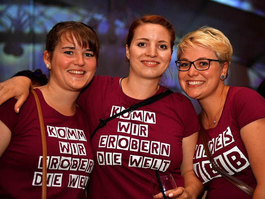Viele weibliche Fans eroberten das Zelt beim Auftritt ihrer Sidling Sisters aus Grafenhausen. Viele weibliche Fans eroberten das Zelt beim Auftritt ihrer Sidling Sisters aus Grafenhausen.