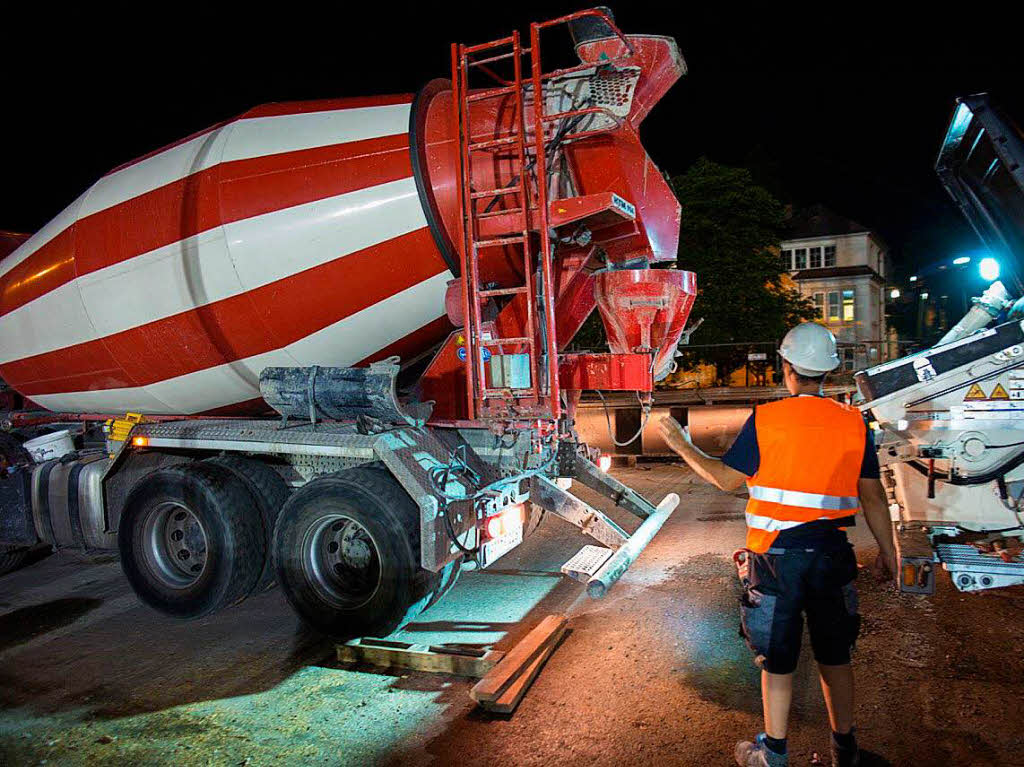 150 Lastwagenfuhren Beton sind ber Nacht an die Dreisam gekarrt worden, um die neue Kronenbrcke in Freiburg zu betonieren.