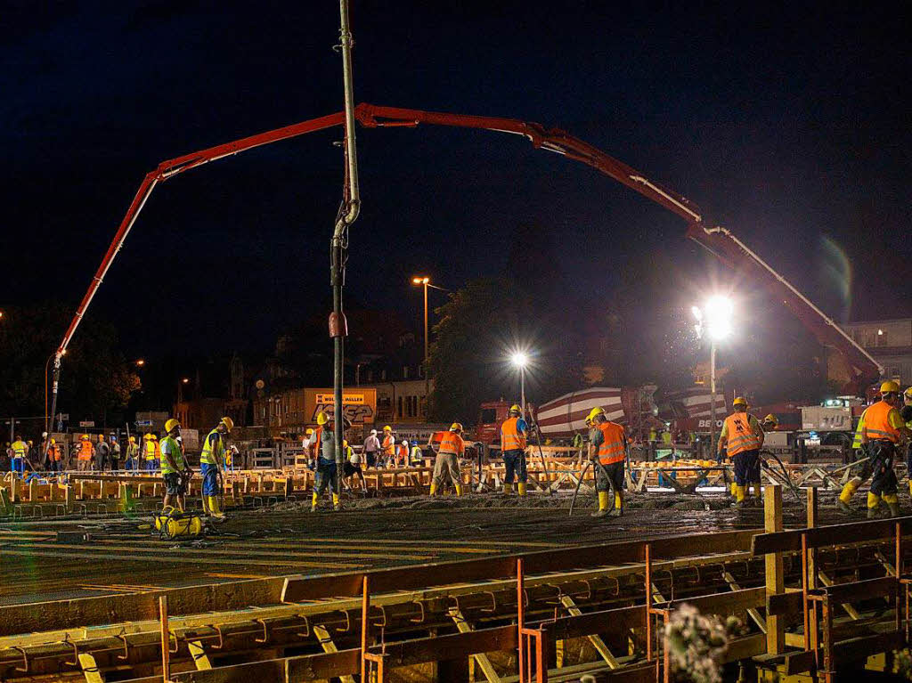 150 Lastwagenfuhren Beton sind ber Nacht an die Dreisam gekarrt worden, um die neue Kronenbrcke in Freiburg zu betonieren.