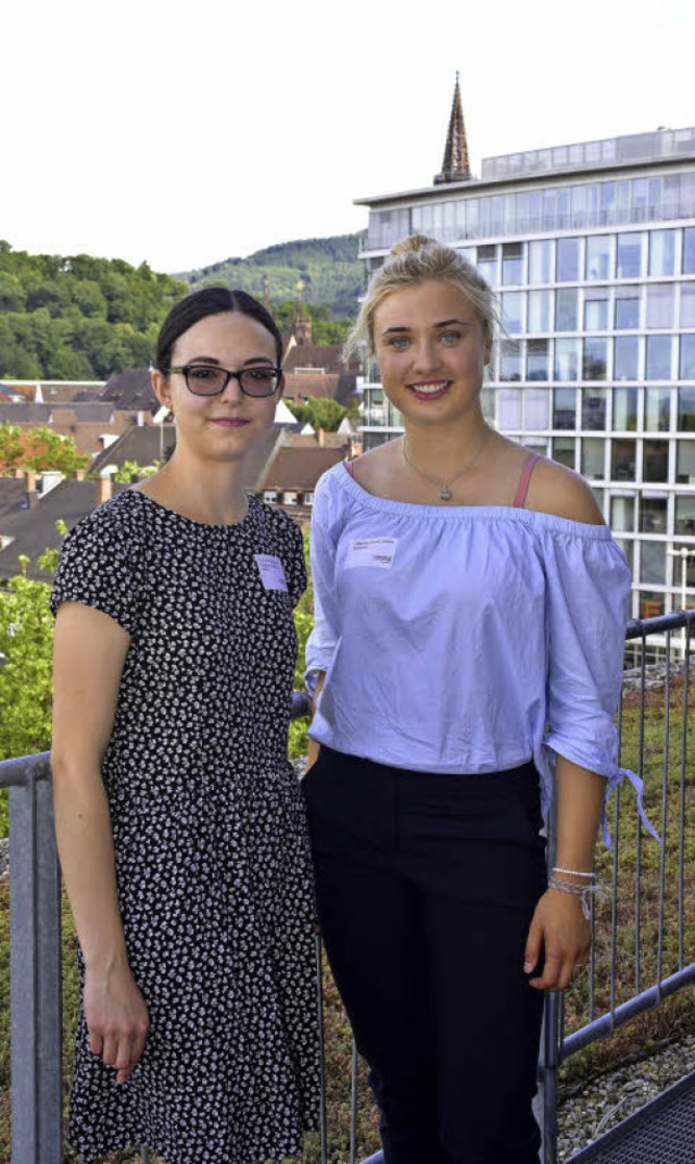 Lea von Berg (links) und Cline-Jana Monr-Tourbier im Rektorat der Uni   | Foto: Thomas Kunz