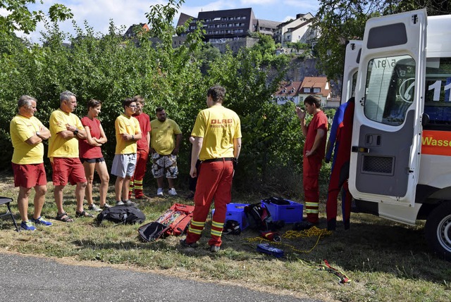 Die Strmungsretter Sebastian Grozinge...insatzgebiet und ihre Ausrstung vor.   | Foto: Voigt