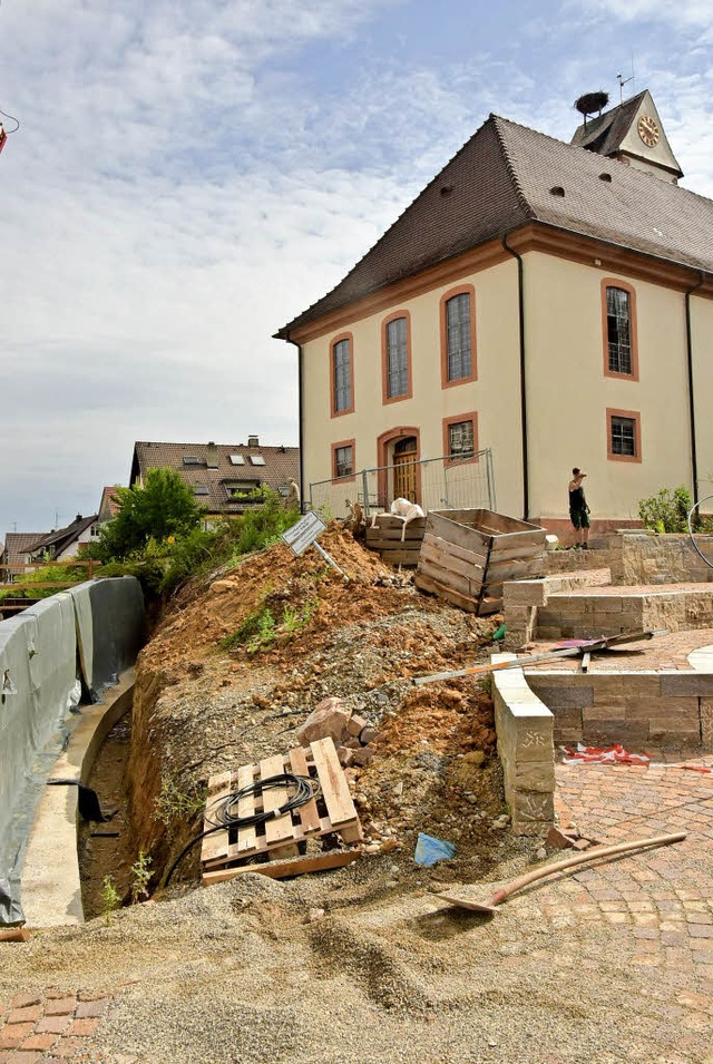 Die Sttzmauer ist noch nicht fertig, ...enbereich  noch eine groe Baustelle.   | Foto: Andrea Steinhart