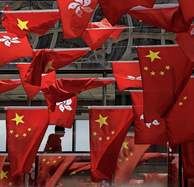 Die Flaggen von Hongkong und China   | Foto: dpa