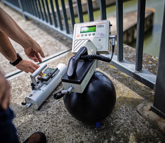 Wie stark ist die Strahlung? Messgert auf einer Neckarbrcke   | Foto: dpa