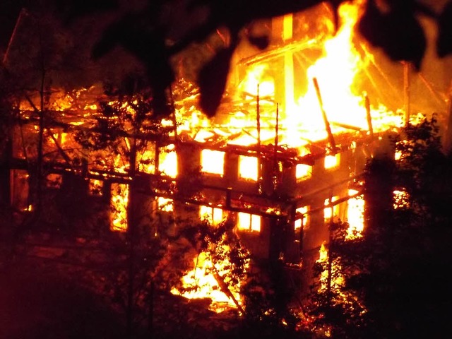 Das Lenzenberghusle unterhalb des Wus...lottertal ist komplett niedergebrannt.  | Foto: Feuerwehr Denzlingen