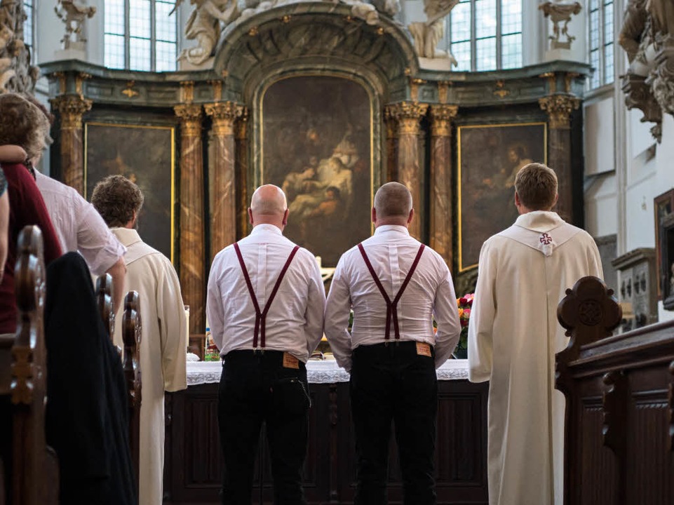 Zwei Mnner werden im August 2016 in d...iche Trauung der Landeskirche handeln.  | Foto: dpa