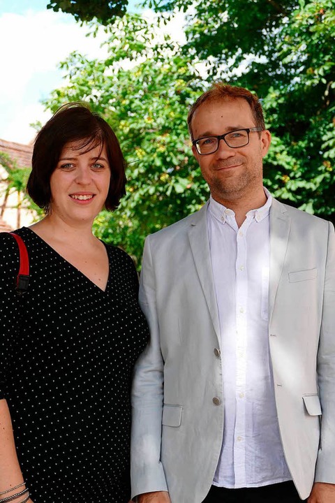 Rebecca und Christian  Mack, der neue evangelische Pfarrer von Kandern.  | Foto: Markus Maier