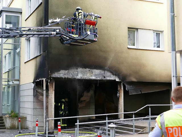 Nach dem Brand untersuchten die Feuerw...es Wohnhauses in der Tumringer Strae.  | Foto: Willi Adam