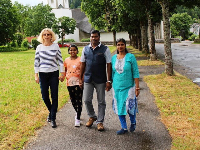 Cornelia Mallebrein mit Sneha, Benudha...lsamen Spaziergang durch Hinterzarten.  | Foto: Dieter Maurer