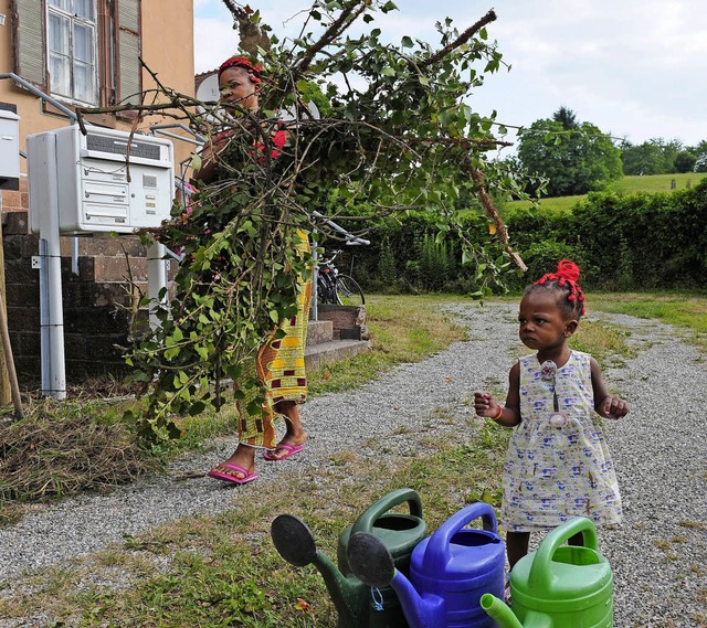 Dorine Samira Djimgou entsorgt  die Ga...ert sich derweil fr die  Giekannen.   | Foto: Bettina Schaller