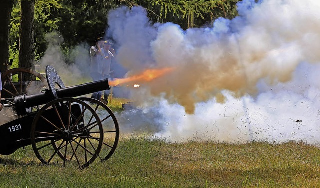 Ob mit Handfeuerwaffen oder Kanonen, e...tzentreffen der Altdorfer Revoluzzer.  | Foto: Decoux-Kone