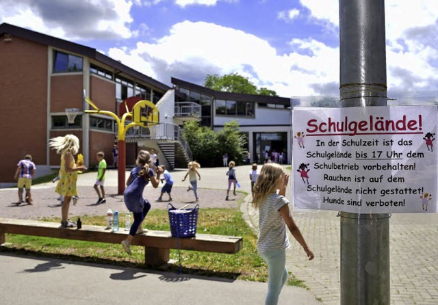 Selbstgemachte Schilder weisen in Opfi...chtige Nutzung des Schulgelndes hin.   | Foto: Thomas Kunz