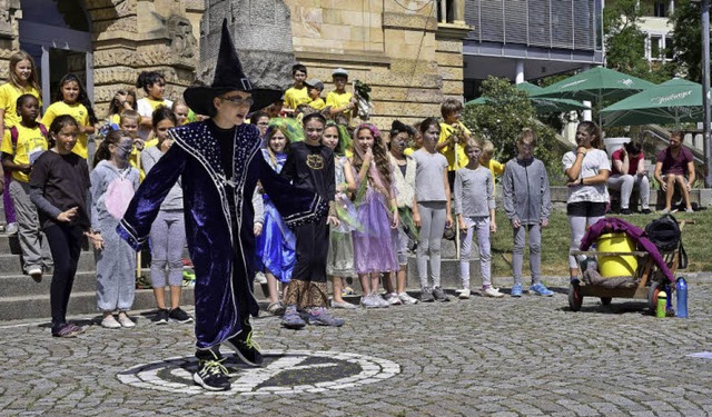 Der bse Zauberer Maldox (Vincent, 9) ...r Tiere rauben: Auftritt vorm Theater.  | Foto: Thomas Kunz